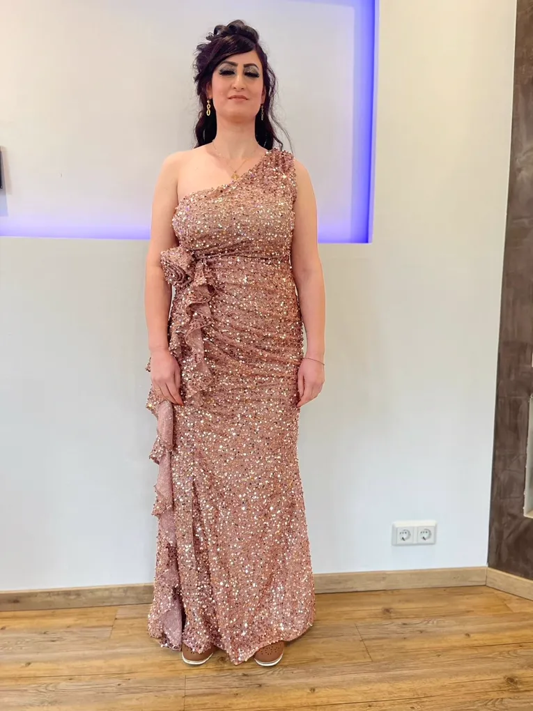 Braut-Styling: Make-up und Hochsteckfrisur zum Abendkleid