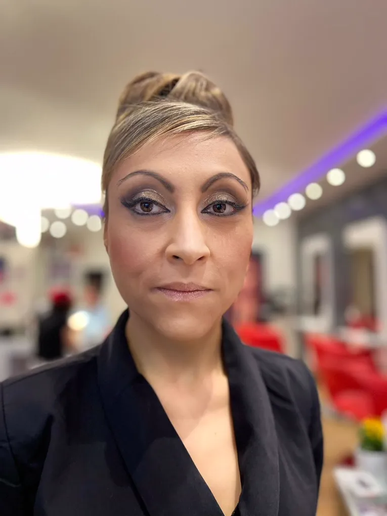 Braut-Make-up: Smokey Eyes und Hochsteckfrisur