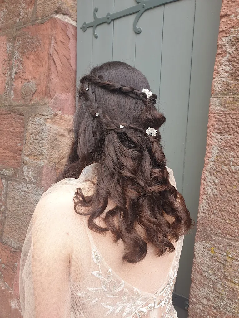 Hochsteckfrisur: geflochtenes Braut-Updo