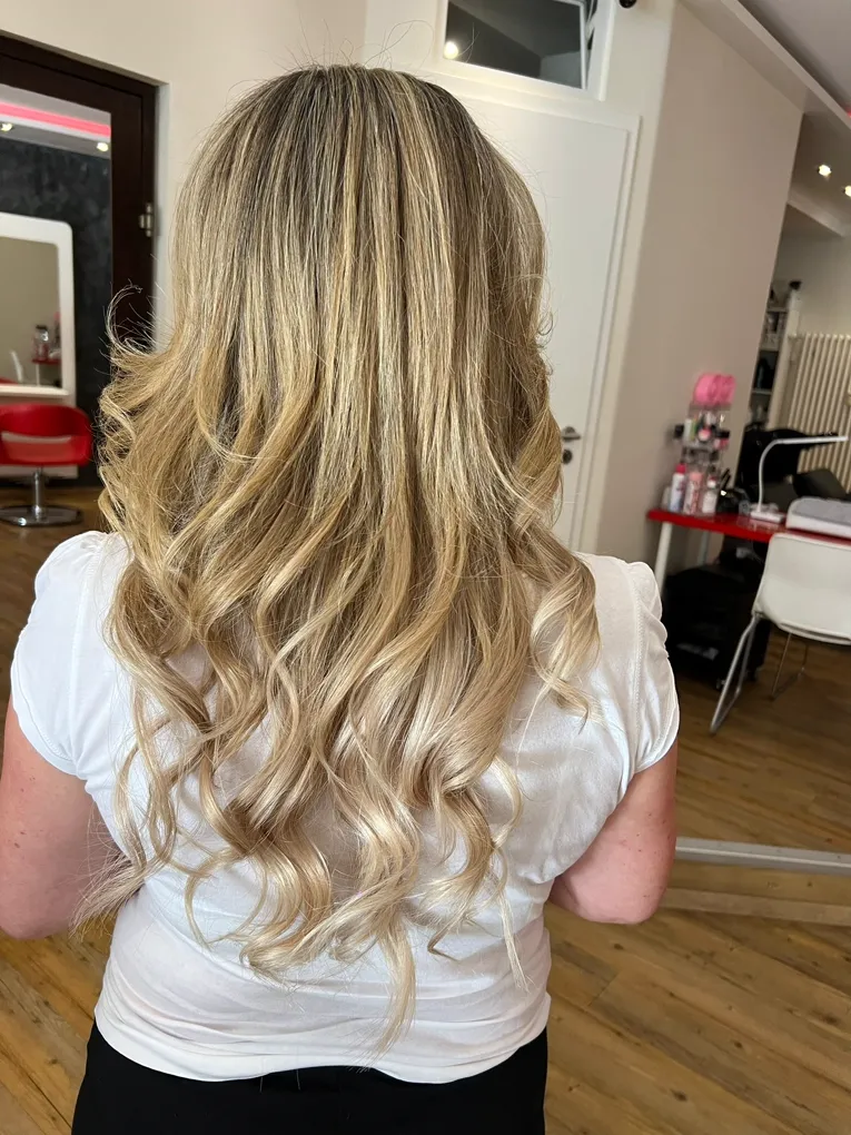 Extensions: blonde Wellen, volles Ergebnis
