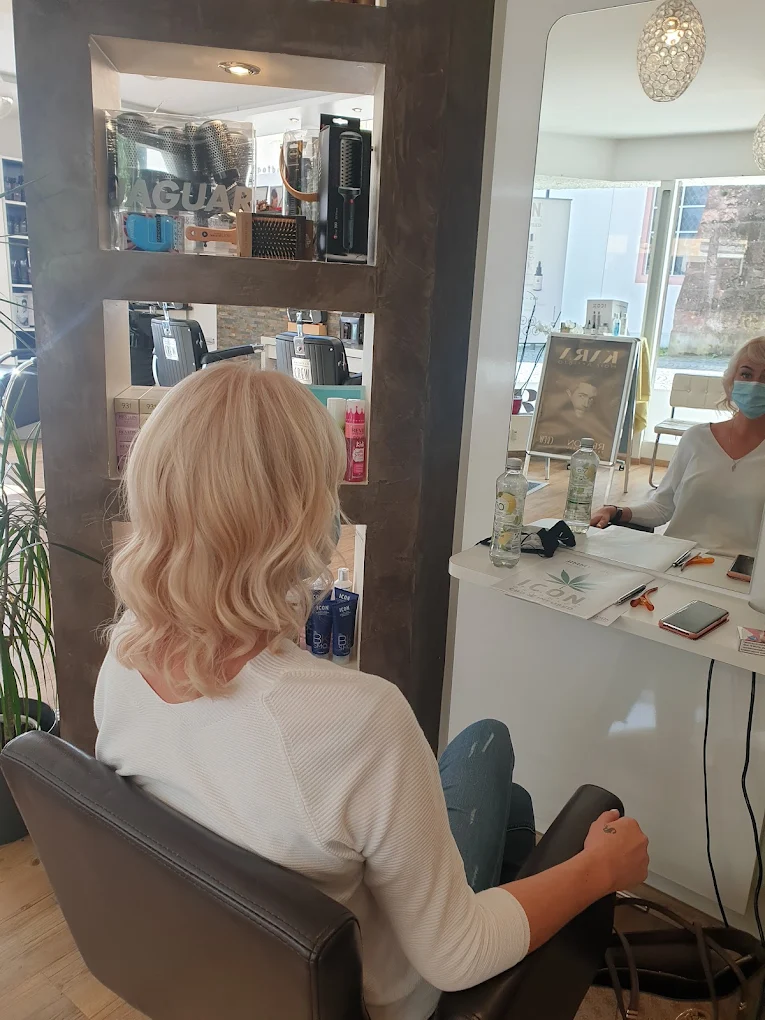 Schnitt & Styling: Blond-Bob