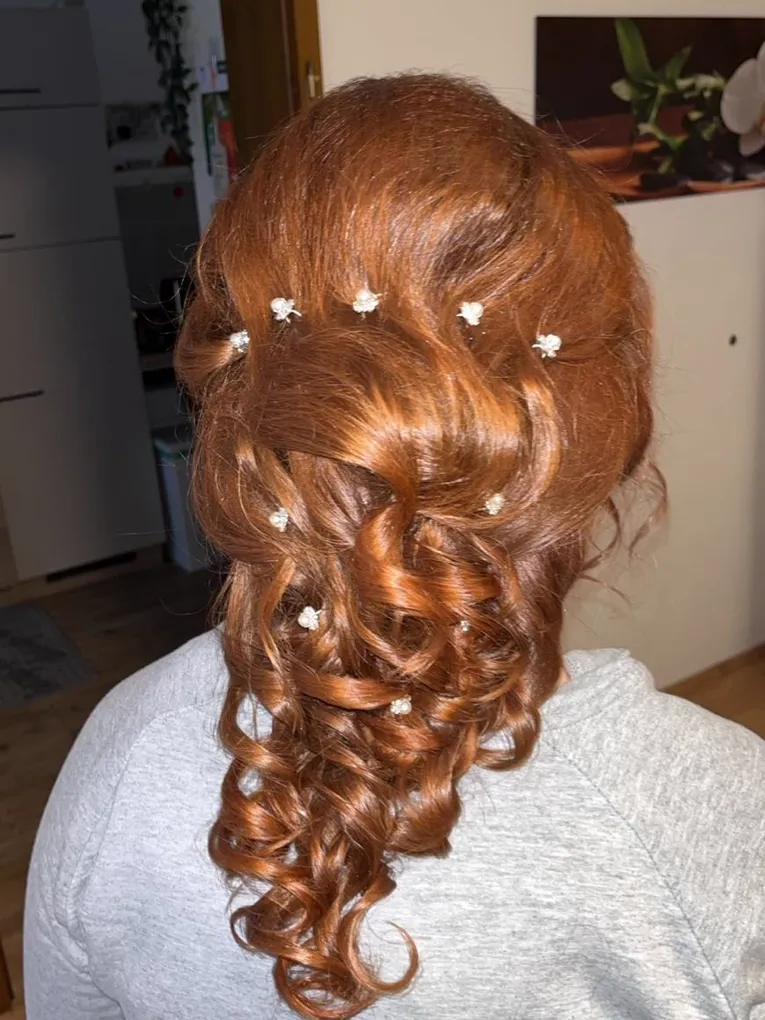 Hochsteckfrisur: Half-Up mit Perlenschmuck