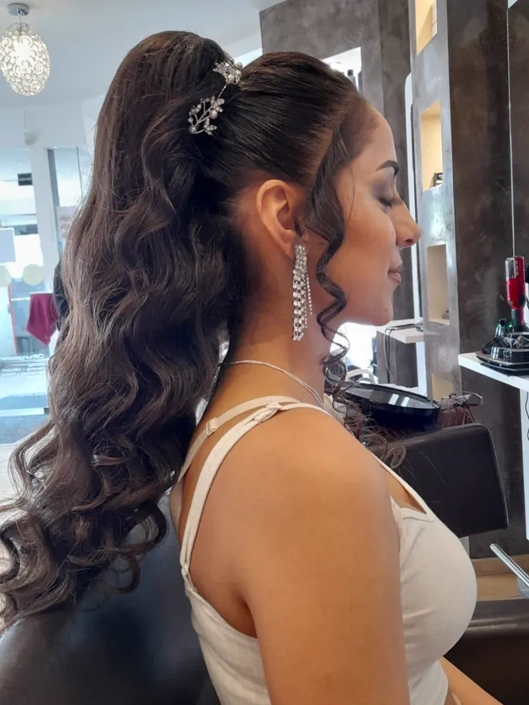 Hochsteckfrisur: locker gelegter Pferdeschwanz mit Haarschmuck